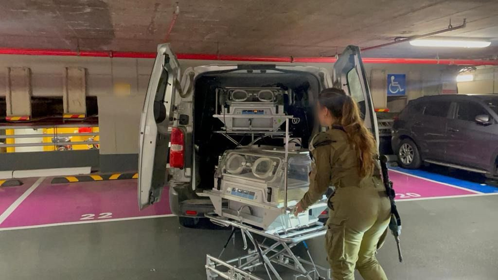 Inkubátorokat szállítana az izraeli hadsereg a gázai Al-Shifa kórháznak, de a Hamász ezt nem engedélyezi. Forrás: X / IDF
