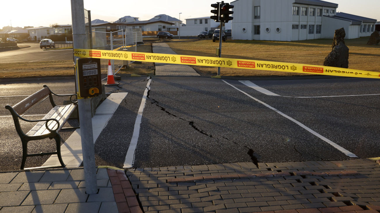 Grindavik, 2023. november 13.
A helyszínt lezáró rendőrségi szalag egy megrepedt útszakaszon az Izland délnyugati részén fekvő Grindavik városban 2023. november 13-án. A városl lakóinak evakuálására azt követően került sor, hogy rendkívüli intenzitású földrengések rázták meg a régiót. A rengések vulkáni aktivitást jeleznek, a föld mélyén fortyogó láva a szakértők szerint megindult a felszín felé, és akár napokon belül kitörhet a vulkán. A szigetországban rendkívüli állapotot hirdettek, mintegy négyezer embernek kellett elhagynia otthonát.
MTI/AP/Brynjar Gunnarsson