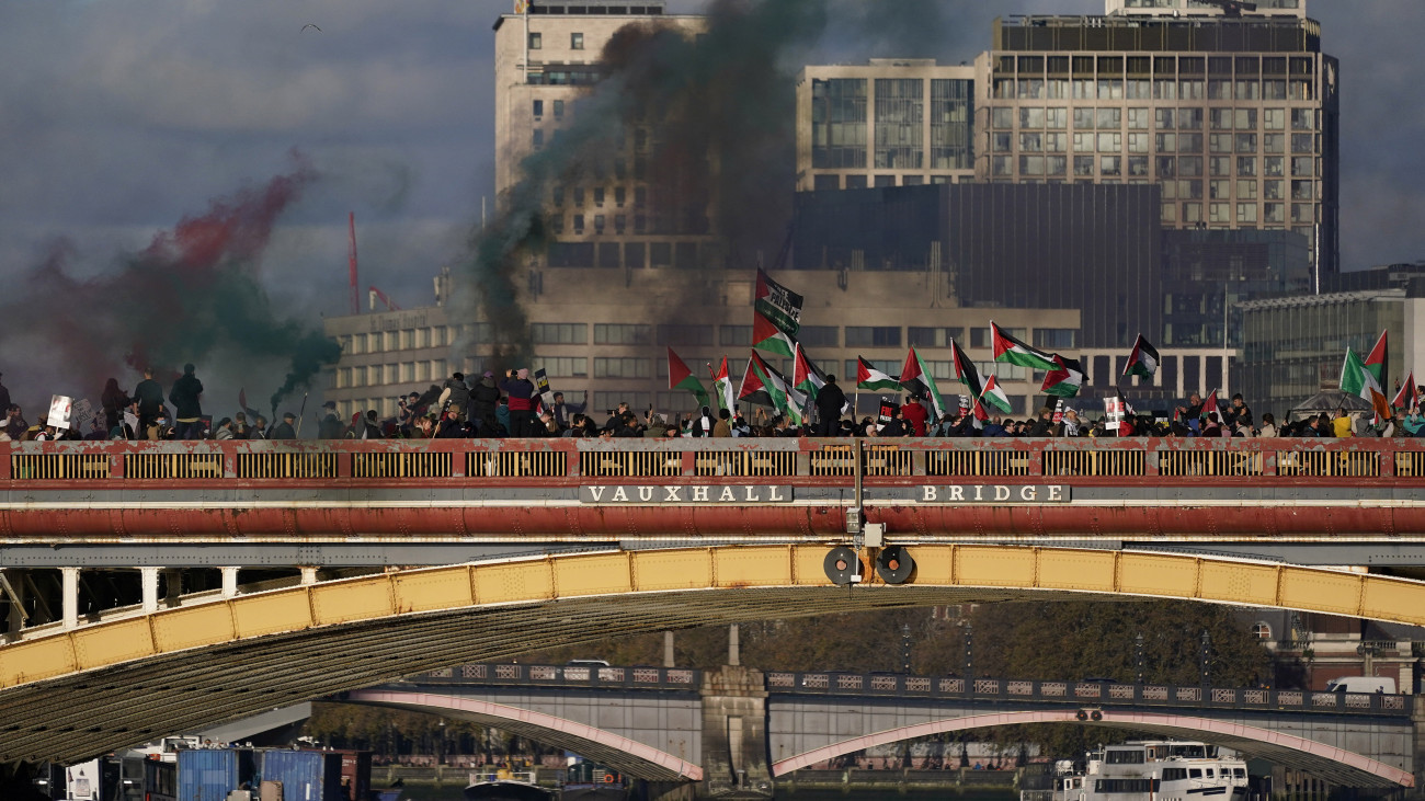 London, 2023. november 11.
A palesztinok mellett tüntetnek Londonban 2023. november 11-én. A Hamász palesztin iszlamista szervezet fegyveresei október 7-én támadást indítottak Izrael ellen, több mint 1400 embert meggyilkoltak, további mintegy háromezret megsebesítettek, valamint legalább 240 embert elraboltak, és túszként tartanak fogva. A gázai egészségügyi minisztérium tájékoztatása szerint az övezet ellen elindított izraeli hadműveletek halálos áldozatainak száma már meghaladta a tízezret.
MTI/AP/Alberto Pezzali