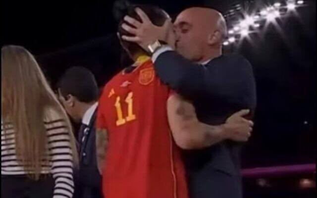 Ez a csók tette tönkre a spanyol sportvezető karrierjét. Forrás: X / Futball News