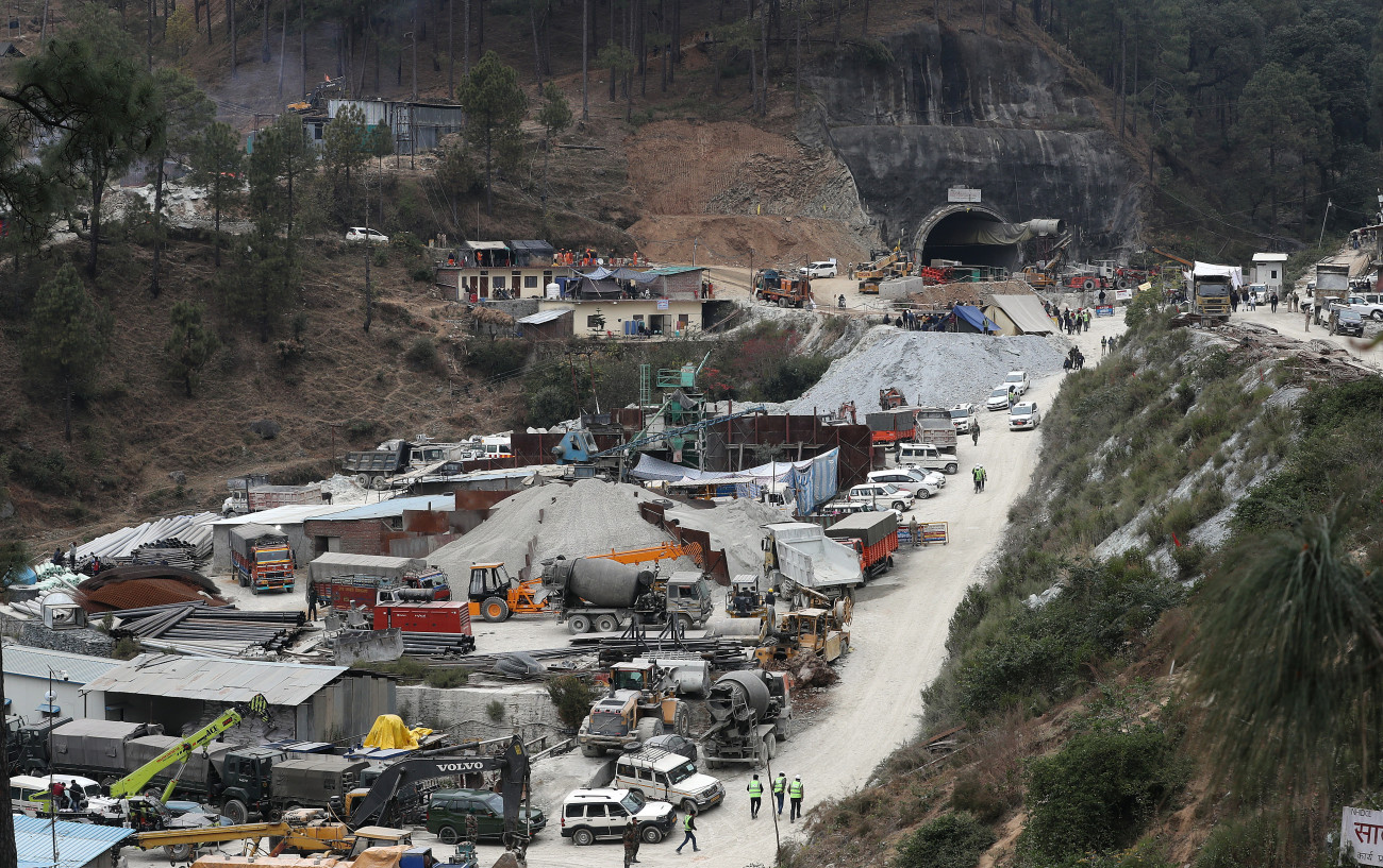 Uttarkasi, 2023. november 27.
Mentőegységek dolgoznak az észak-indiai Uttarkasinál beomlott autóalagút bejáratánál 2023. november 27-én. Az épülő alagút november 12-én omlott be a bejárattól mintegy 200 méterre, 41 építőmunkást foglyul ejtve. A munkások biztonságban vannak, és egy bejuttatott csövön keresztül ellátmányt kapnak, a kimentésüket azonban a törmelékfúrás során felmerülő problémák késleltetik.
MTI/EPA/Haris Tjagi