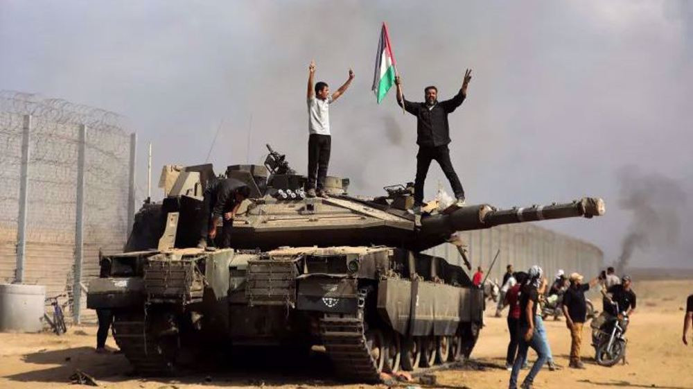 A Hamász fegyveresei által elfoglalt izraeli tank a Gázai övezet határán. Forrás: X /  GazaEssa