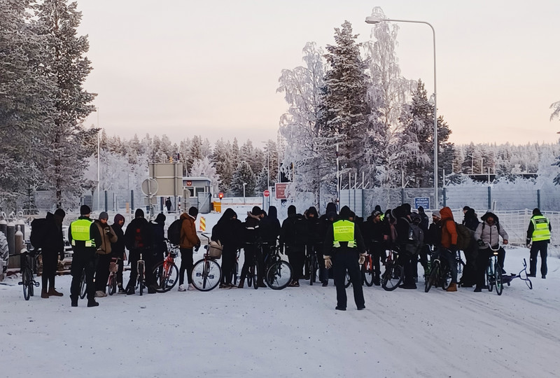 Közel-keleti bevándorlók, akik kerékpárral érkeztek a legészakabbra lévő fin-orosz határátkelőhelyhez. Forrás: X / ChrisO_wiki