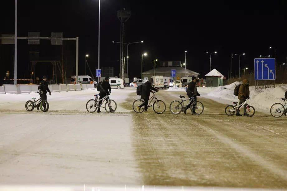 Kerékpárral a finn-orosz határra érkező menekültek. Aligha hihető, hogy a Közel-Keletről, vagy Afrikából idáig tekertek volna! Forrás: X / Donato Yaakov Secchi