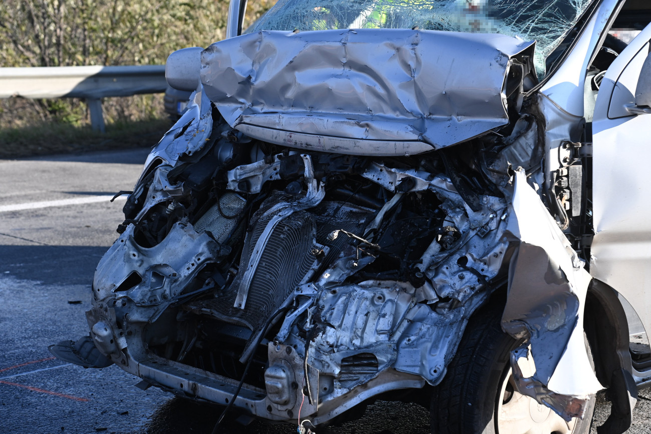Budapest, 2023. november 29.
Ütközésben összeroncsolódott furgon az M0-s autóúton Gyál közelében 2023. november 29-én. Az autóút Győr felé vezető oldalán a 29. kilométerszelvényben a jármű nekirohant az előtte közlekedő horvát rendszámú kamionnak. Az ütközés következtében a furgon vezetője a helyszínen életét vesztette.
MTI/Mihádák Zoltán