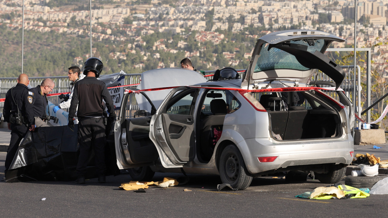 Jeruzsálem, 2023. november 30.
Az izraeli biztosnági szolgálat tagjai a Jeruzsálembe egyik bevezető útjánál elkövetett lövöldözés helyszínén 2023. november 30-án. Két felfegyverzett palesztin merénylő tüzet nyitott a buszmegállóban álló civilekre, egy 24 éves nő életét vesztette, öten súlyosan, egy ember közepesen, ketten pedig könnyebben megsebesültek, a támadókat a biztonságiak lelőtték.
MTI/EPA/Abir Szultan