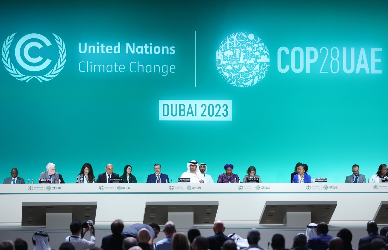 Dubaj, 2023. november 30.
A többszörös expozícióval készített képen Szultán Ahmed al-Dzsábir, az ENSZ 28. nemzetközi éghajlatváltozási konferenciájának (COP28) elnöke a rendezvény megnyitóünnepségén Dubajban 2023. november 30-án. A december 12-ig tartó tárgyalások december 1-jén és 2-án az éghajlatváltozással kapcsolatos világszintű cselekvési csúcstalálkozóval kezdődnek, amelyen a civil társadalom vezetői mellett az állam- és kormányfők is részt vesznek.
MTI/EPA/Ali Haider