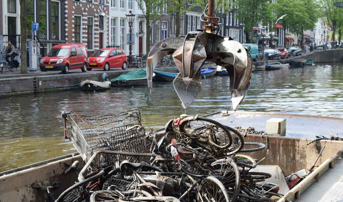 Amszterdam csatornáiból előkerült kerékpárok. Forrás: X / Panther®