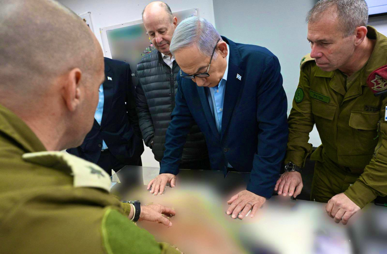 Benjamin Netanjahu izraeli kormányfő a hadsereg vezetőivel. A térképet, amit a miniszterelnök tanulmányoz, biztonsági okokból takarták ki. Forrás: Noga Tarnopolsky