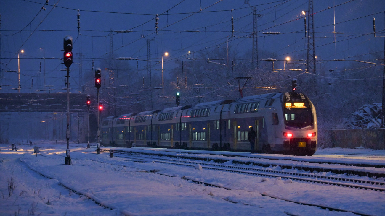 Budapest, 2023. december 7.
Motorvonat a behavazott Rákospalota-Újpest vasútállomáson 2023. december 7-én.
MTI/Máthé Zoltán