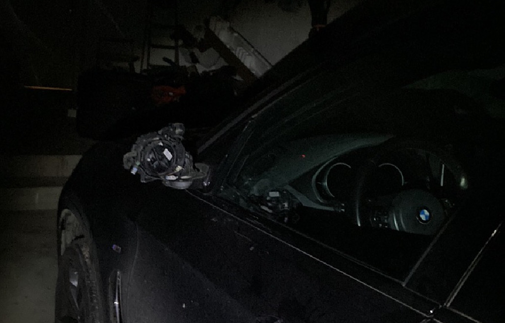 A solymári balesetben megsérült a BMW X5-ös baloldala és széttört a visszapillantó tükre is. Forrás: police.hu
