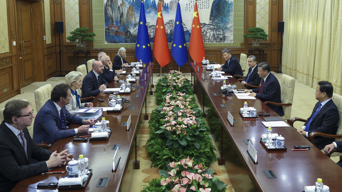 Peking, 2023. december 7.
A Hszinhua kína hírügynökség felvételén Ursula von der Leyen, az Európai Bizottság elnöke (b2), Charles Michel, az Európai Tanács elnöke (b3) és Josep Borrell, az Európai Unió kül- és biztonságpolitikai főképviselője (b4) tárgyal Hszi Csin-ping kínai államfővel (j2) és Vang Ji kínai külügyminiszterrel (j3) a pekingi Tiaojütaj állami vendégházban 2023. december 7-én.
MTI/AP/Xinhua/Liu Bin