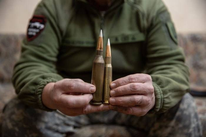Egymás mellett a különleges ukrán lőszer és egy szabvány 12,7mm-es töltény. Forrás: X /  UkraineIntoucH
