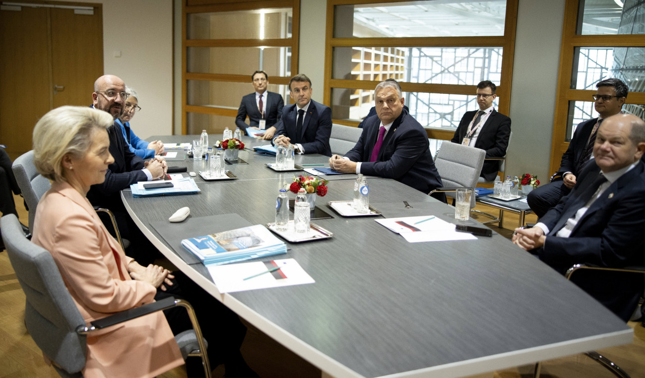 Brüsszel, 2023. december 14.
A Miniszterelnöki Sajtóiroda által közreadott képen Orbán Viktor miniszterelnök (j2) egyeztetést folytat Emmanuel Macron francia köztársasági elnökkel (j3), Olaf Scholz német kancellárral (j), Ursula von der Leyennel, az Európai Bizottság elnökével (b) és Charles Michellel, az Európai Tanács elnökével (b2) az EU-csúcs megkezdése előtt Brüsszelben 2023. december 14-én.
MTI/Miniszterelnöki Sajtóiroda/Fischer Zoltán