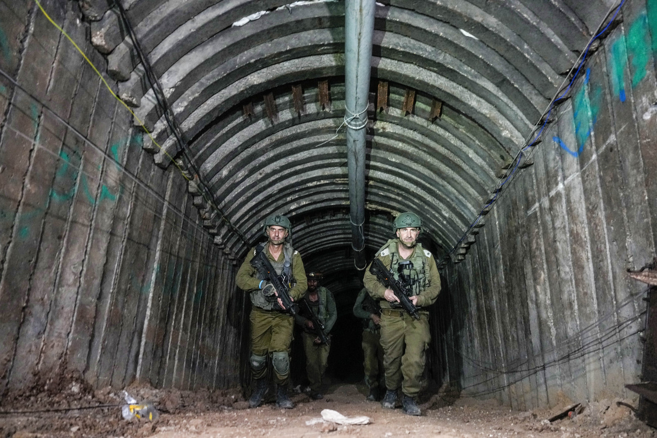 Bét-Hanún, 2023. december 17.
Izraeli katonák a Gázai övezetet irányító Hamász palesztin iszlamista szervezet fegyveresei által használt alagútban, a Gázai övezet északi részén fekvő Bét-Hanúnban, az erezi határátkelőhely közelében 2023. december 17-én. A Hamász fegyveresei október 7-én támadást indítottak Izrael ellen, az izraeli haderő pedig válaszul légi és szárazföldi hadműveleteket hajt végre a Gázai övezetben.
MTI/AP/Ariel Schalit