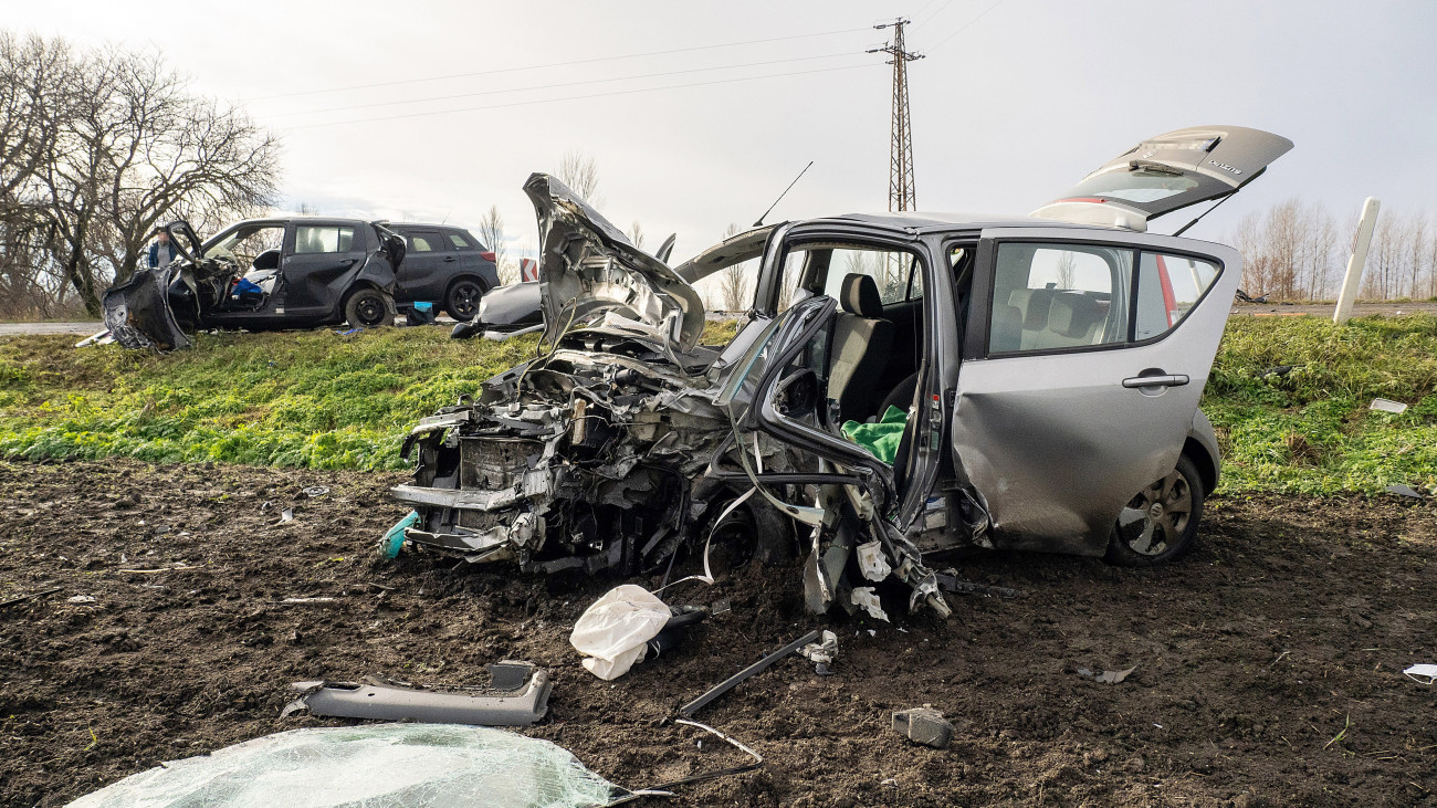 Dusnok, 2023. december 21.
Ütközésben összetört járművek az 51-es főúton Dusnok és Sükösd között 2023. december 21-én. A 146-os kilométernél három jármű ütközött össze; az egyik autó sofőrje, egy középkorú nő a helyszínen életét vesztette, négy ember megsérült.
MTI/Donka Ferenc