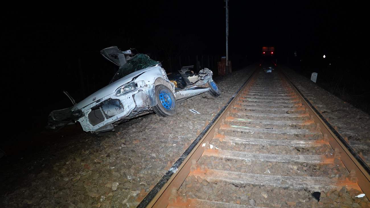 Martfű, 2023. december 21.
Összeroncsolódott személygépkocsi Martfű közelében a Zsófia-halom út és a vasút kereszteződésénél 2023. december 21-én. Az autó egy motorvonattal ütközött össze. A vonat Martfűről haladt Tiszaföldvár felé, az autó sofőrje nem adta meg az elsőbbséget a szerelvénynek, vezetője meghalt. A motorvonaton kilencen utaztak, ők nem sérültek meg.
MTI/Donka Ferenc