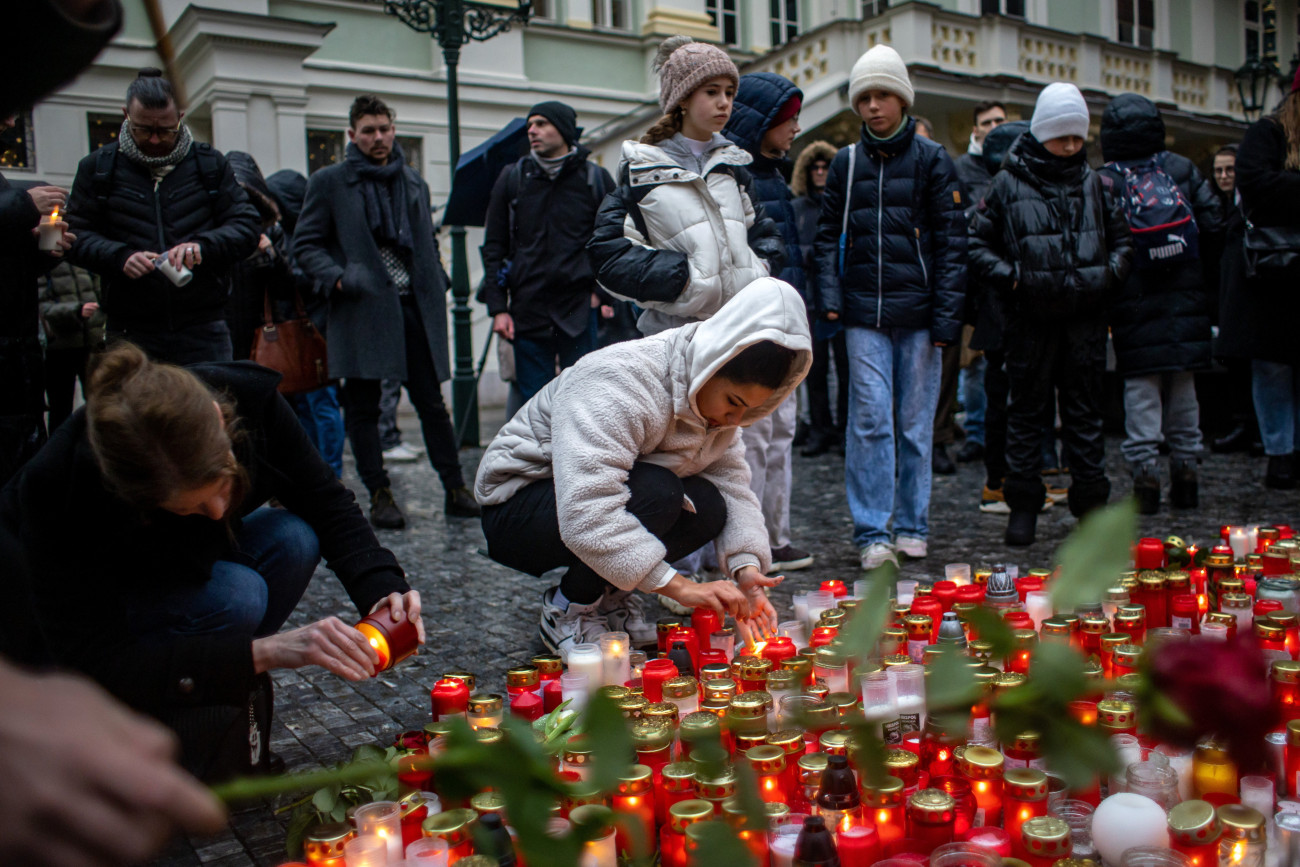 Leróják kegyeletüket az emberek a prágai Károly Egyetem főépülete előtt 2023. december 22-én, miután az előző nap az egyik hallgató lövöldözött az épületben, és 14 embert megölt, 25-öt megsebesített. A támadó is életét vesztette, de egyelőre nem tudni, hogyan. Fotó: MTI/EPA/Martin Divisek