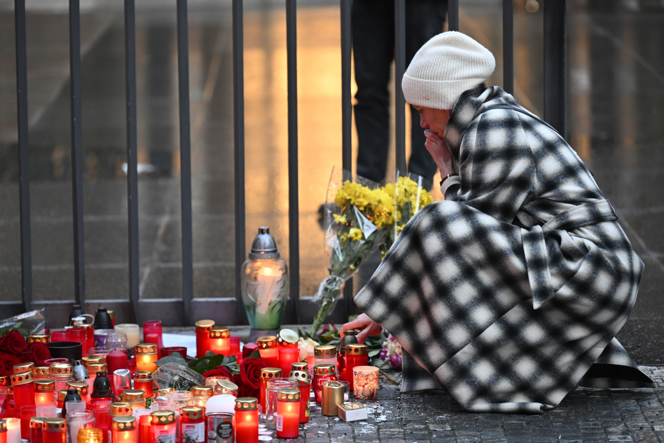 Prága, 2023. december 22.
Gyertyát gyújt egy gyászoló a prágai Károly Egyetem főépülete előtt 2023. december 22-én, miután az előző nap az egyik hallgató lövöldözött a bölcsészkar épületében, és tizennégy embert megölt, huszonötöt megsebesített. A támadó is életét vesztette, de egyelőre nem tudni, hogyan.
MTI/AP/Denes Erdos