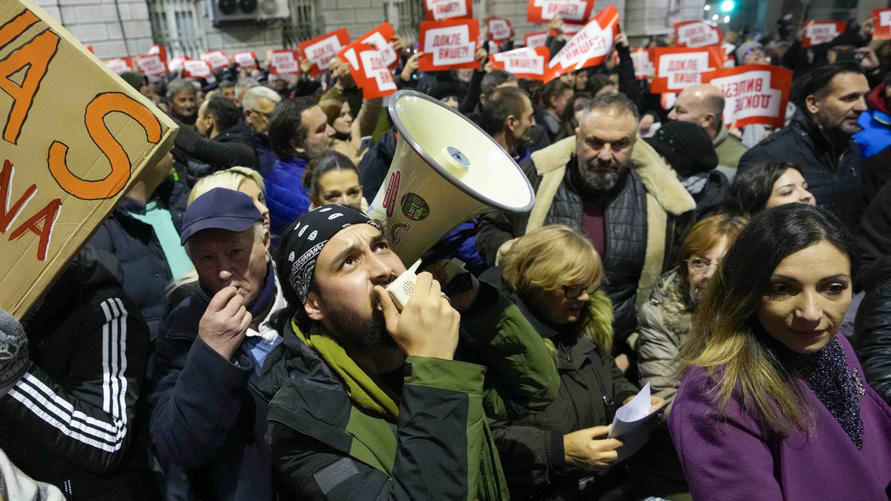 Belgrád, 2023. december 19.
Ellenzéki tüntetők a szerb választási bizottság belgrádi székháza előtti tiltakozáson 2023. december 19-én, két nappal az előrehozott választások után. Az ellenzéki vezetők szerint választási csalás történt az előrehozott parlamenti, vajdasági tartományi és önkormányzati választásokon Szerbiában, ezért a belgrádi önkormányzati választások megismétlését követelik. Az országos, a tartományi és a belgrádi önkormányzati választást is a kormányzó Szerb Haladó Párt nyerte meg.
MTI/AP/Darko Vojinovic