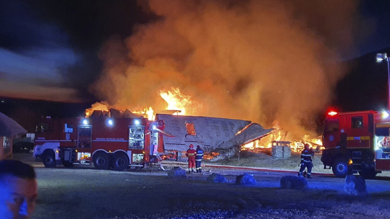 Tohani, 2023. december 26.
A Prahova megyei katasztrófavédelmi felügyelőség (ISU Prahova) által köreadott képen tűzoltók küzdenek a lángokkal egy kigyulladt panziónál a dél-romániai Tohani településen 2023. december 26-án. A ISU közlése szerint a panzió 22 vendége közül egy felnőtt és egy gyerek bennégett, hat vendéget még keresnek a hatóságok. A panzióban 22-en tartózkodtak, közülük nyolcat nyilvánítottak eltűntnek.
MTI/AP/Prahova megyei katasztrófavédelmi felügyelőség
