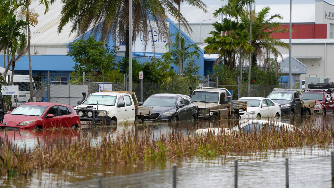 Cairns, 2023. december 18.
Árvízben álló autók az Ausztrália északkeleti részén, Queensland államban fekvő Cairnsben 2023. december 18-án. A térségben pusztító áradásokból több mint háromszáz embert mentettek ki a mentőcsapatok.
MTI/EPA/AAP/Nuno Avendano