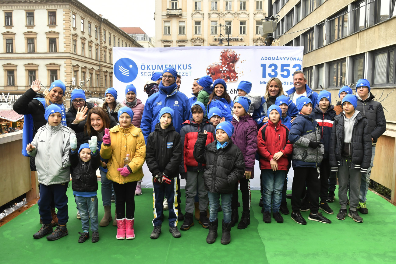 Budapest, 2023. december 10.
Önkéntesek és gyerekek a rászoruló gyermekeknek szervezett élménydélutánon az Ökumenikus Segélyszervezet Adománypontján, az Advent Bazilika programsorozat helyszínén 2023.december 10-én.
MTI/Lakatos Péter