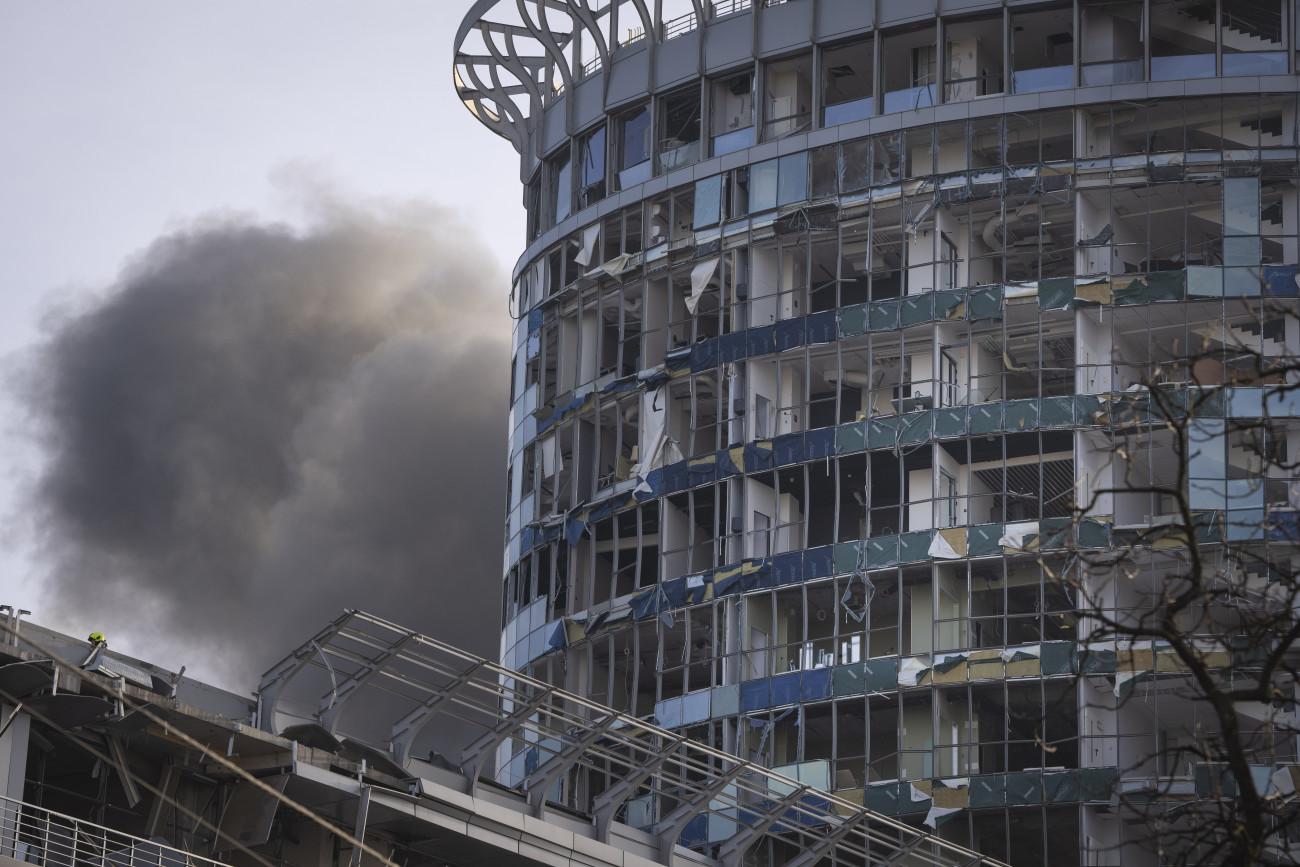Kijev, 2023. december 29.
Egy orosz légitámadás következtében súlyosan megrongálódott épület Kijevben 2023. december 29-én. Az orosz légierő mintegy 110 rakétát lőtt ki az Ukrajna elleni egyik legnagyobb légitámadásában, legkevesebb tíz ember vesztette életét olyan nagyvárosokban, mint Kijev, Odessza, Lviv és Harkiv, a sebesültek száma több tucatra tehető. Négy régió áram nélkül maradt a támadások nyomán.
MTI/AP/Efrem Lukackij