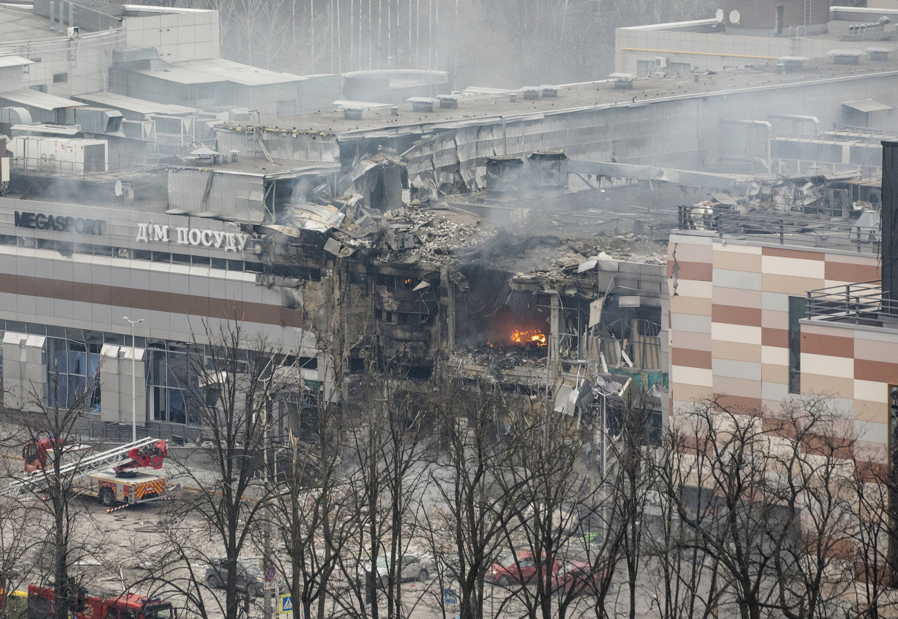 Dnyipro, 2023. december 29.
Tűzoltók egy orosz légitámadás következtében súlyosan megrongálódott bevásárlóközpont előtt Dnyipróban 2023. december 29-én. Az orosz légierő mintegy 110 rakétát lőtt ki az Ukrajna elleni egyik legnagyobb légitámadásában, legkevesebb tíz ember vesztette életét olyan nagyvárosokban, mint Kijev, Odessza, Lviv és Harkiv, a sebesültek száma több tucatra tehető. Négy régió áram nélkül maradt a támadások nyomán.
MTI/EPA/Arszen Dzodzajev