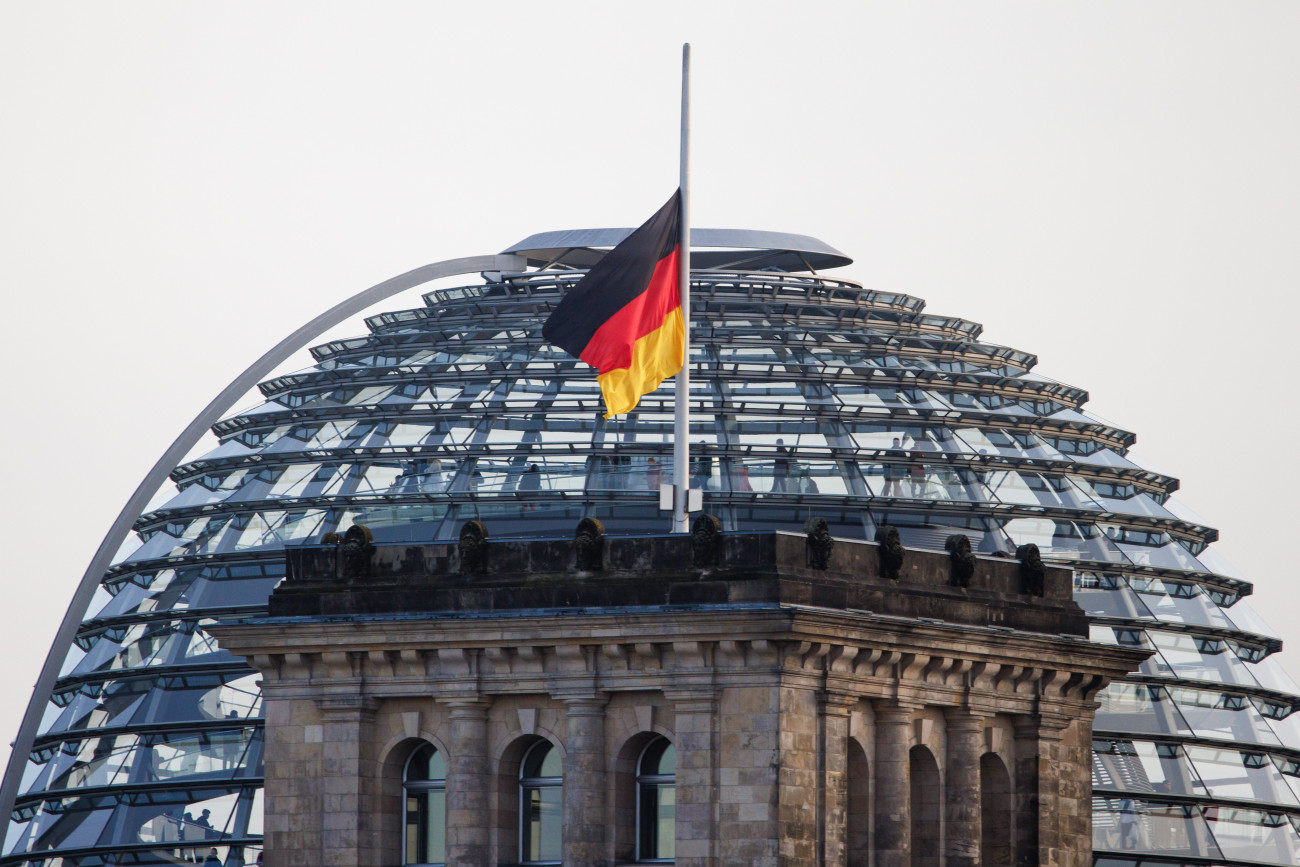 Berlin, 2023. december 27.
Félárbócra eresztett zászló a német parlament épülete, a Reichstag tetején Wolfgang Schäuble, a CDU politikusa halálának másnapján, 2023. december 27-én. Schäuble, aki 2017-től 2021-ig a Bundestag elnöke, korábban Németország belügyminisztere, majd pénzügyminisztere volt, 2023. december 26-án, 81 éves korában elhunyt.
