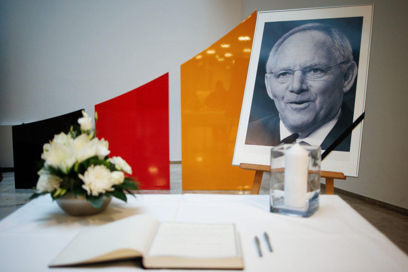 Berlin, 2023. december 27.
Wolfgang Schäuble német politikus emlékére elhelyezett részvétnyilvánító könyv a Konrad Adenauer-házban a német Kereszténydemokrata Unió, a CDU  berlini székházában 2023. december 27-én. Schäuble, aki 2017-től 2021-ig a Bundestag elnöke, korábban Németország belügyminisztere, majd pénzügyminisztere volt, 2023. december 26-án, 81 éves korában elhunyt.