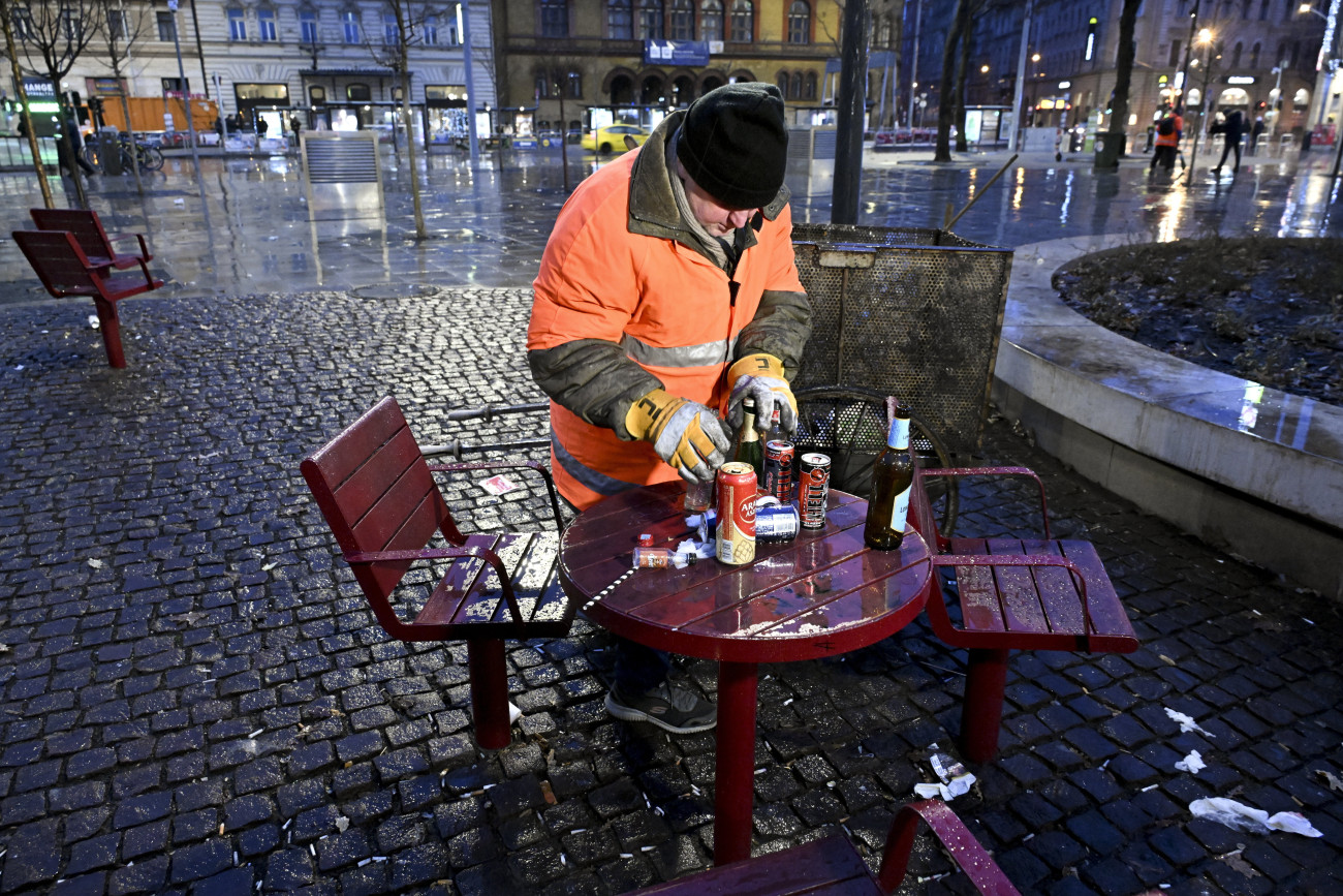 Budapest, 2024. január 1.
A szilveszteri ünneplés után maradt hulladékot takarítják a Fővárosi Közterület-fenntartó (FKF) Nonprofit Zrt. dolgozói a Blaha Lujza téren 2024. január 1-jén reggel.
MTI/Koszticsák Szilárd