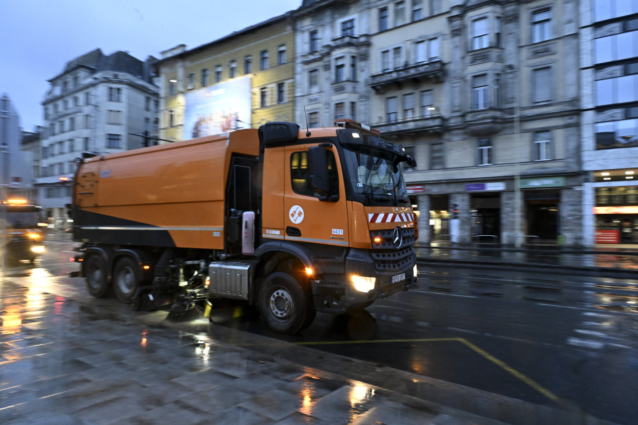 Budapest, 2024. január 1.
A szilveszteri ünneplés után takarítanak a Fővárosi Közterület-fenntartó (FKF) Nonprofit Zrt. munkagépei a Blaha Lujza téren 2024. január 1-jén reggel.
MTI/Koszticsák Szilárd