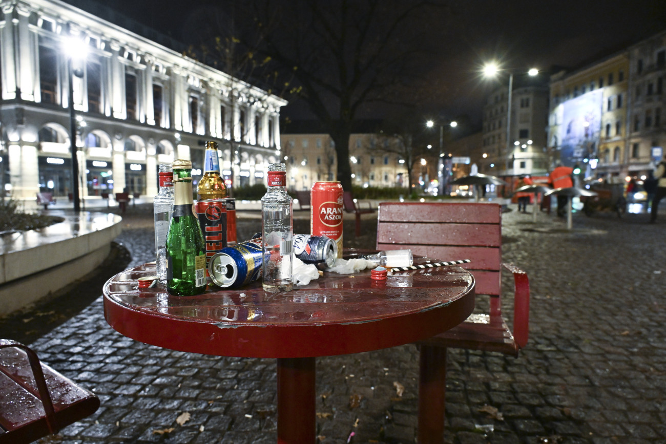 Budapest, 2024. január 1.
A szilveszteri ünneplés után maradt hulladék a Blaha Lujza téren 2024. január 1-jén reggel.
MTI/Koszticsák Szilárd