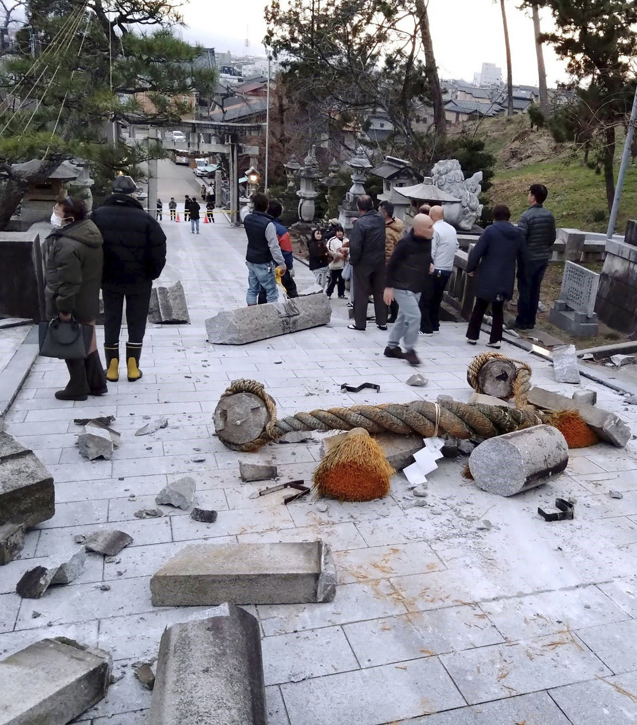 Kanazava, 2024. január 1.
Összedőlt szentélykapu maradványai a nagy erejű, 7,6-es erősségű földrengést követően az Isikava prefektúrában található Kanazavában 2024. január elsején. Az ország középső részén összesen huszonegy, négyesnél nagyobb erősségű földmozgást észleltek.
MTI/AP/Kyodo News