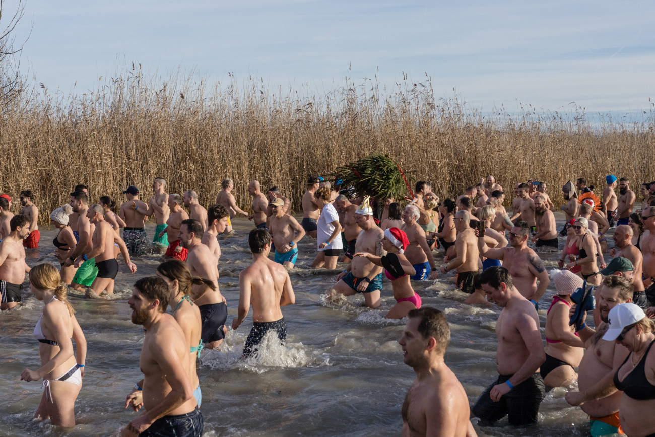 Szigliget, 2024. január 1.
A hagyományos újévi fürdőzés résztvevői a 3 Celsius-fokos Balatonban a szigligeti strandon 2024. január 1-jén.
MTI/Katona Tibor