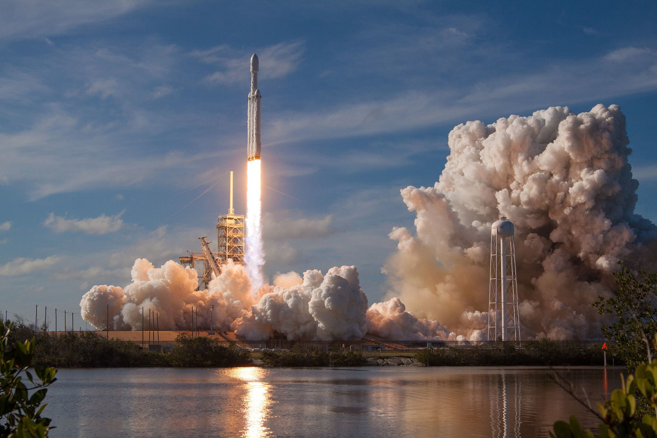 A Falcon Heavy néhány másodperccel az indítást követően. Forrás: Wikipédia
