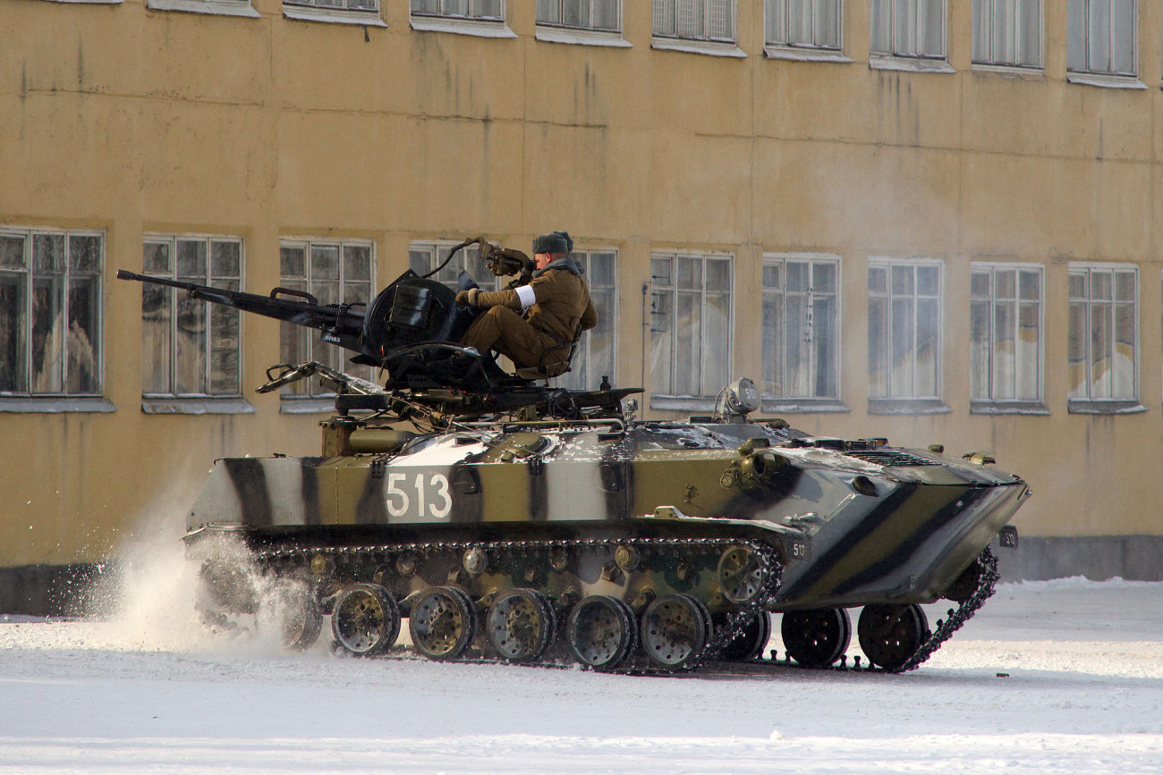 BTR–ZD légvédelmi deszantjármű, a tetejére erősített ZU–23–2 gépágyúval. Forrás: Wikipédia