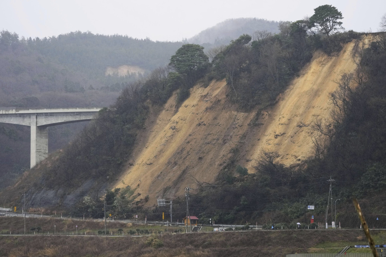Szuzu, 2024. január 3.
Földcsuszamlás a Noto-félszigeten fekvő Szuzu városban 2024. január 3-án, két nappal a Japán középső részét megrázó, 7,6-os erősségű földrengés után. Az első rengést több utórengés követte: összesen huszonegy, négyesnél nagyobb erősségű földmozgást észleltek. A szigetországban szökőárriadót adtak ki. A természeti katasztrófa halálos áldozatainak száma 62-re emelkedett.
MTI/AP/Kyodo News