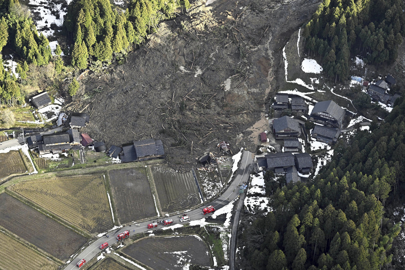 Szuzu, 2024. január 4.
Légi felvétel földcsuszamlás által betemetett lakóházakról az Isikava prefektúrában fekvő Szuzuban 2024. január 4-én. Az év első napján 7,6-es erősségű földrengés rázta meg a Noto-félszigetet. A rengés középpontja Vadzsimától 30 kilométerre északkeletre volt, mintegy 16 kilométer mélységben. A természeti katasztrófa halálos áldozatainak száma 78-ra emelkedett.
MTI/AP/Kyodo News