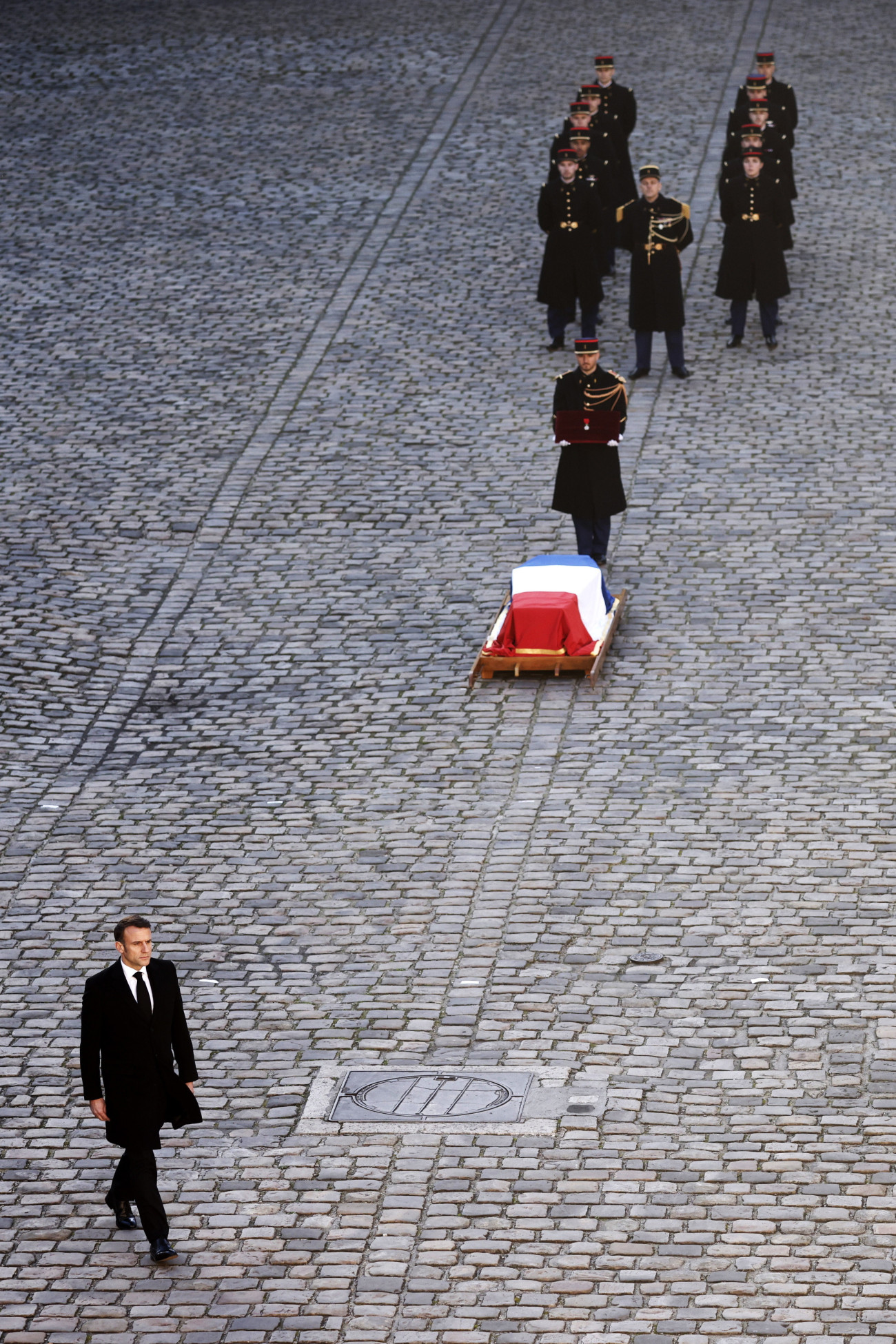 Párizs, 2024. január 5.
Emmanuel Macron francia elnök elhalad Jacques Delorsnak, az Európai Bizottság korábbi elnökének nemzeti színű zászlóval fedett koporsója mellett a párizsi Invalidusok dómja díszudvarán tartott búcsúztatási szertartáson 2024. január 5-én. Jacques Delors 2023. december 27-én hunyt el 98 éves korában.
MTI/EPA/Yoan Valat