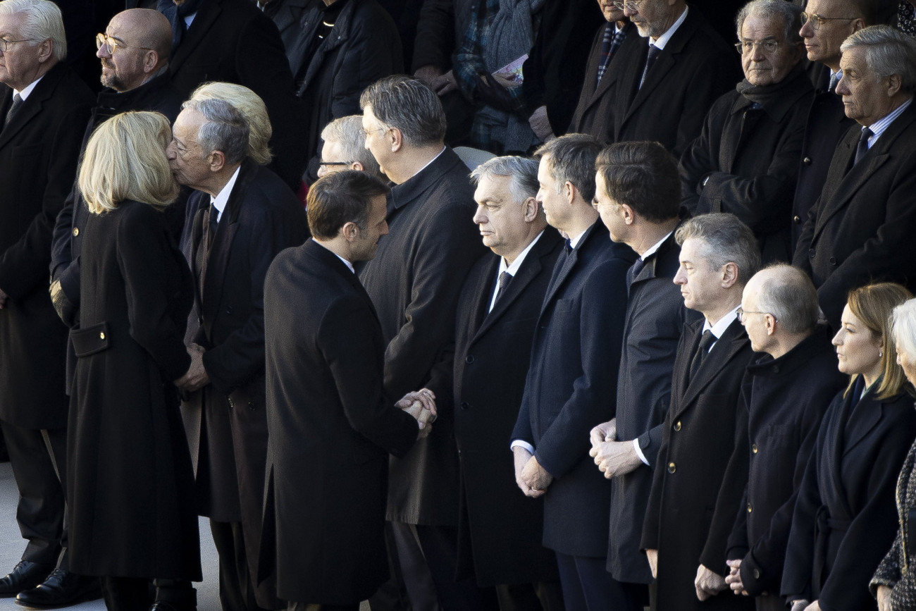 Párizs, 2024. január 5.
A Miniszterelnöki Sajtóiroda által közreadott képen Orbán Viktor miniszterelnök (első sor, j6) kezet fog Emmanuel Macron francia államfővel Jacques Delorsnak, az Európai Bizottság korábbi elnökének búcsúztatási szertartásán a párizsi Invalidusok dómja díszudvarán 2024. január 5-én. Jacques Delors 2023. december 27-én hunyt el 98 éves korában.
MTI/Miniszterelnöki Sajtóiroda/Fischer Zoltán