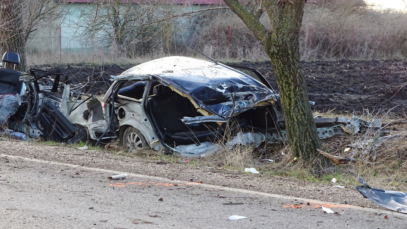 Szarvas, 2024. január 5.
Összeroncsolódott személyautó Szarvas és Csabacsűd között a 44-es számú főúton 2024. január 5-én. A személygépkocsi fának ütközött és a járművet vezető fiatal a helyszínen belehalt sérüléseibe.
MTI/Donka Ferenc