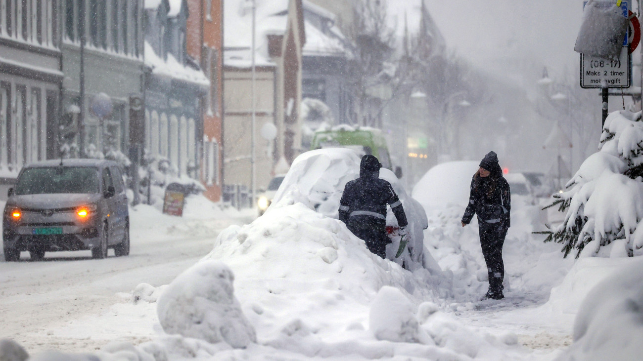 Kristiansand, 2024. január 2.
Hóesésben takarítja le autójáról a vastag hóréteget egy férfi a norvégiai Kristiansandban 2024. január 2-án.
MTI/EPA/NTB/Tor Erik Schroder