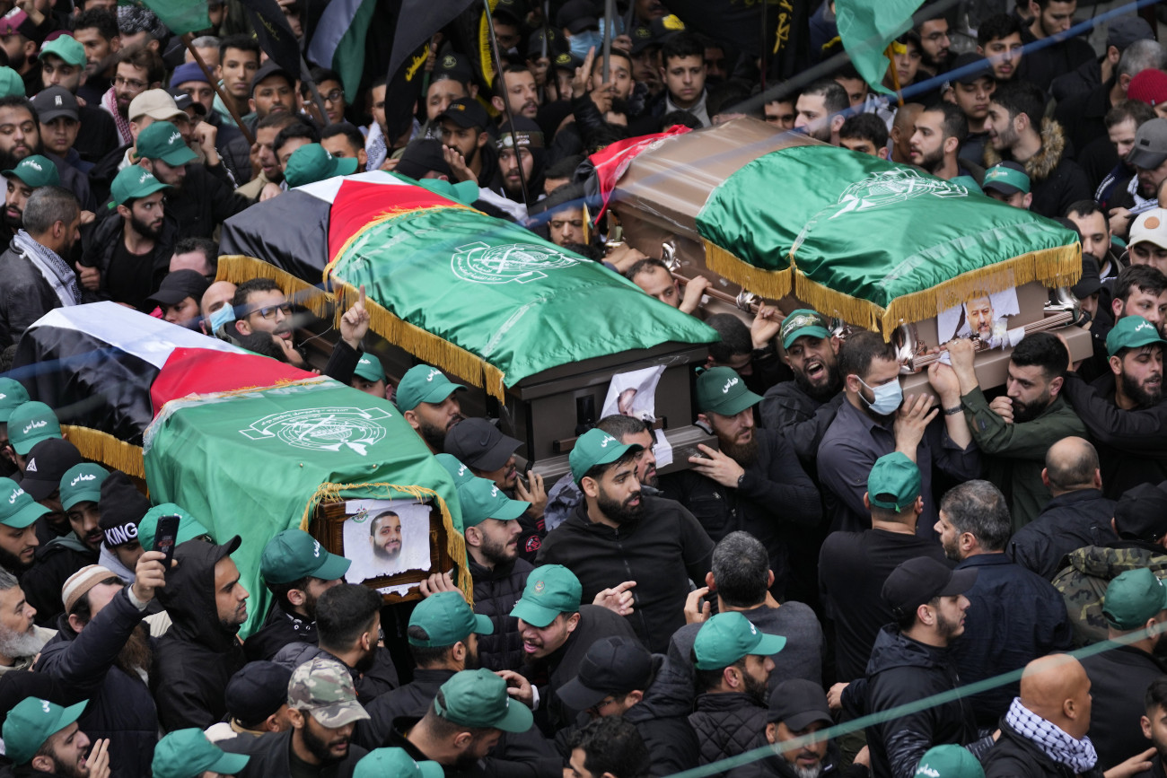 Bejrút, 2024. január 4.
Száleh al-Arúrit, a Hamász palesztin iszlamista szervezet második legmagasabb rangú vezetőjét és a katonai szárny, az al-Kasszám Brigádok két vezetőjét temetik Bejrútban 2024. január 4-én. A három palesztin vezetőt az izraeli hadsereg ölte meg egy drónnal végrehajtott légicsapással az előző nap a libanoni főváros egyik déli elővárosában.
MTI/AP/Huszein Malla