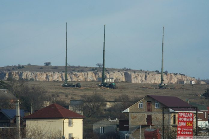 A Murmanszk rendszer több mint 30 méter magasra kitolt antennái. Forrás: X /  Caesar