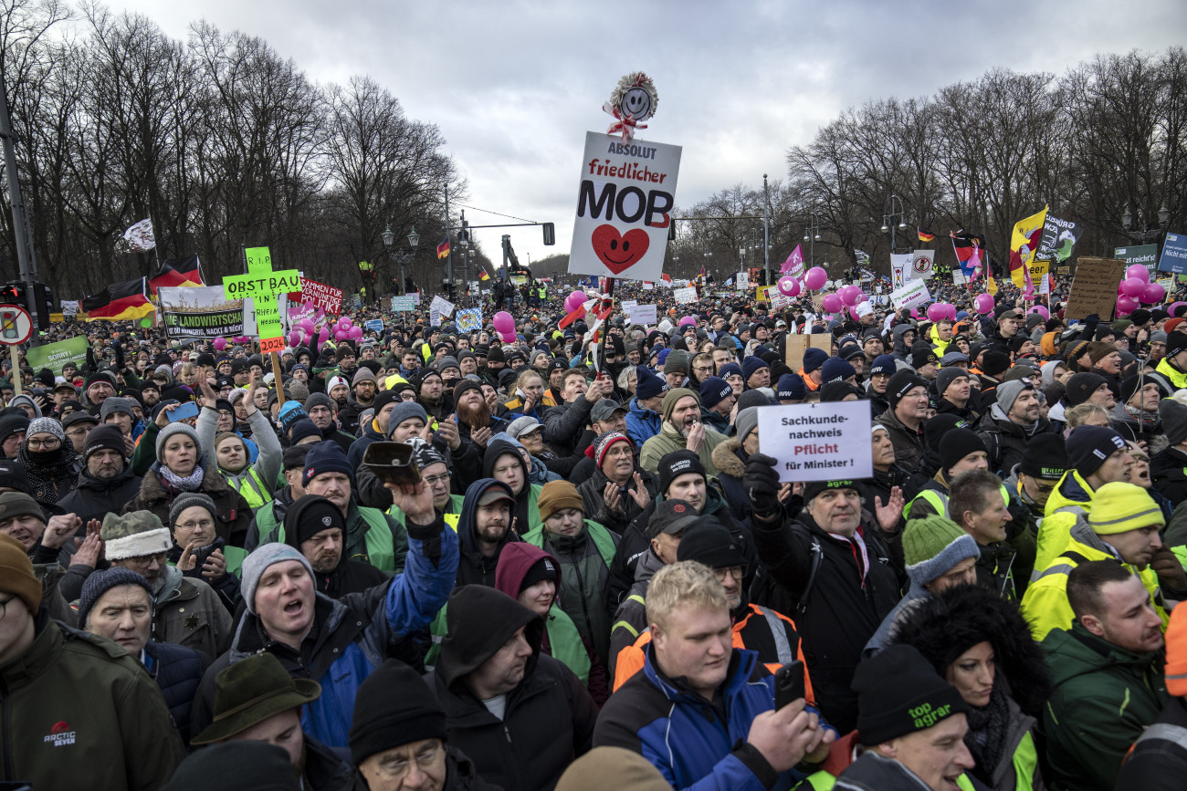 Berlin, 2024. január 15.
Tüntető gazdálkodók Berlinben 2024. január 15-én. A parasztgazdák a mezőgazdasági adókedvezmények jelentős csökkentése miatt tiltakoznak.
MTI/AP/Ebrahim Noruzi