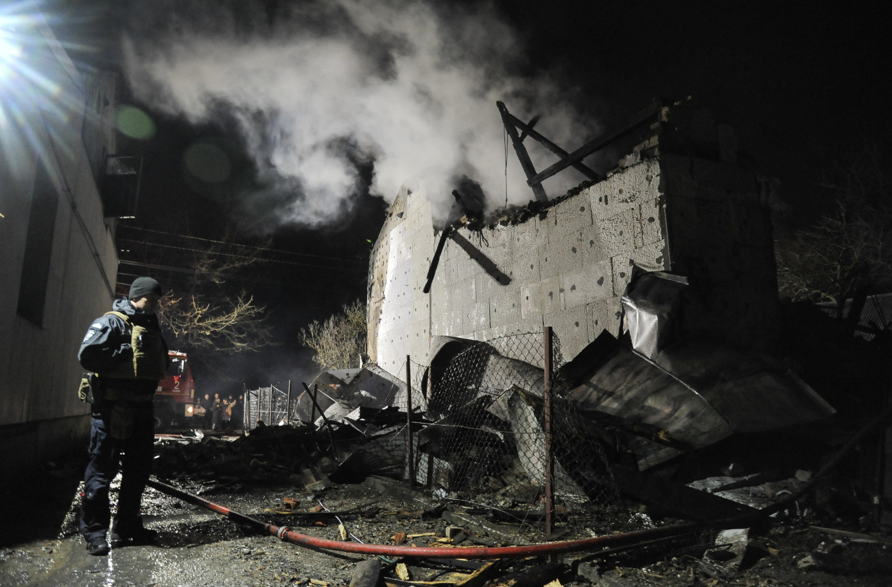 Lviv, 2024. január 1.
Tűzoltók az orosz dróntámadásban megsemmisült Roman Suhevics emlékmúzeumnál a nyugat-ukrajnai Lvivben 2024. január elsején.
MTI/EPA/Mikola Tisz