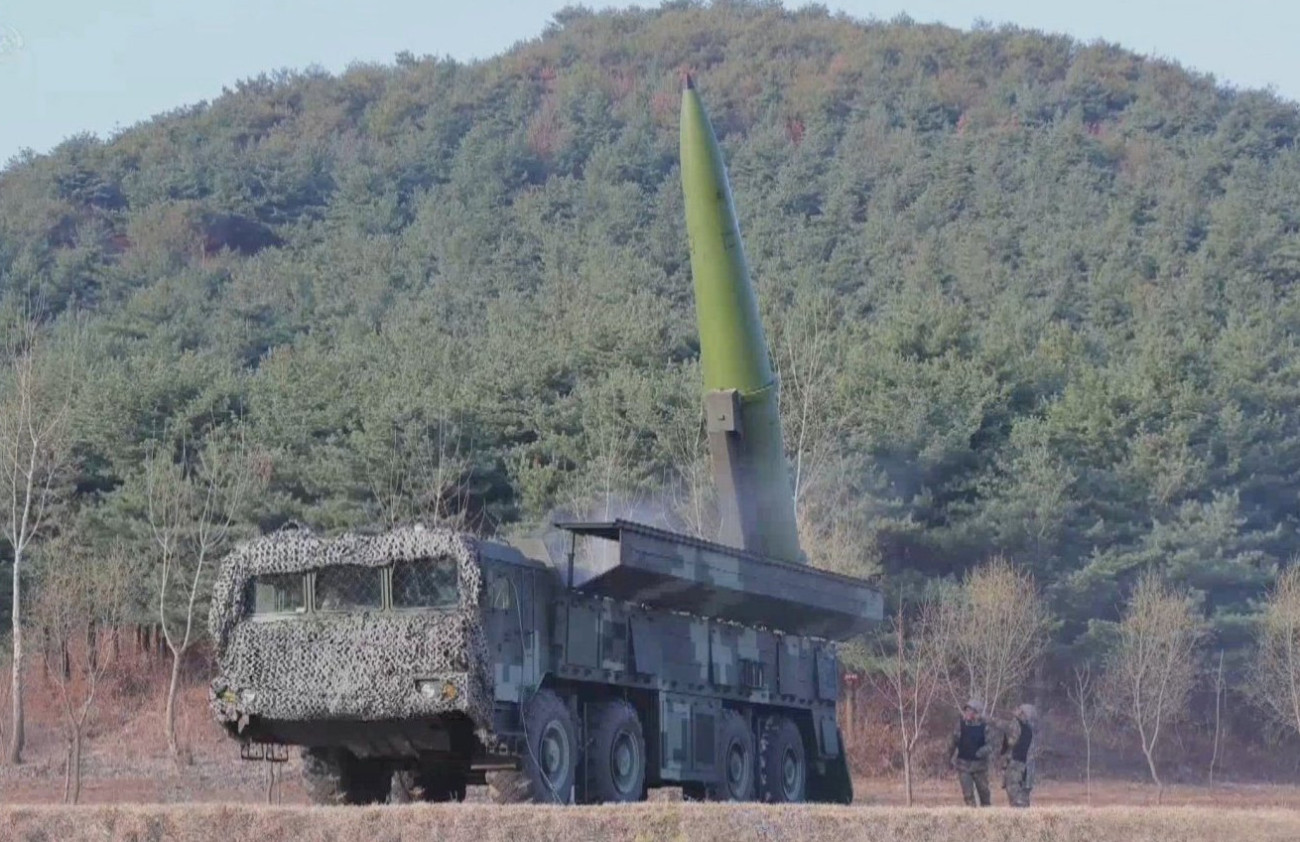 Egy észak-koreai KN-23 ballisztikus rakéta indítás előtt. Forrás: X / 番外联邦 FANWAI