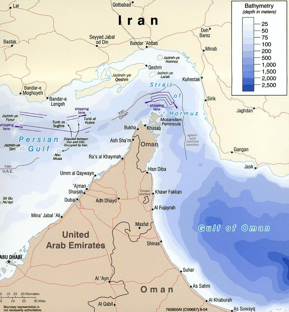 A világ egyik legfontosabb hajózási útvonala, a Hormúzi-szoros. Itt halad át az olaj export negyede és a cseppfolyósított-gázszállítások harmada. Forrás: Wikipédia